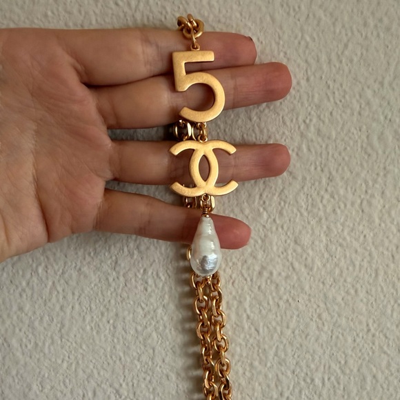 ✨Vintage Chanel No.5 CC Baroque Pearl Drop Necklace Gold Tone ✨ - Picture 4 of 13